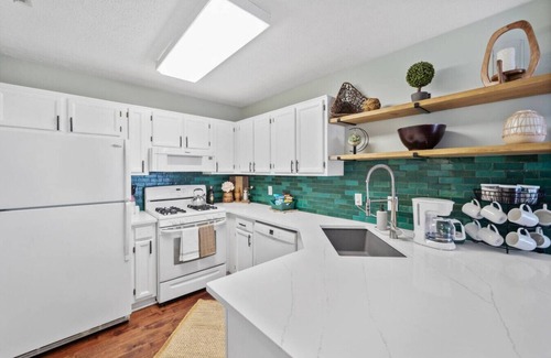 Kennesaw House | Charming Cottage + Loft: Home/Garage in Kennesaw