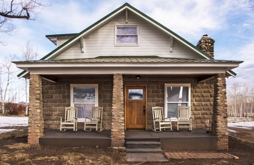 Hillside Cottage | Charming Cottage-Mountain & Valley Views-Dark Sky