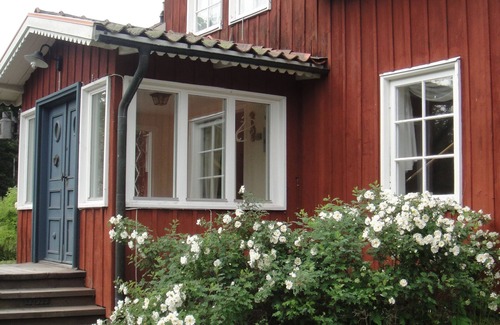 Hallstavik House | Charming cottage near the sea