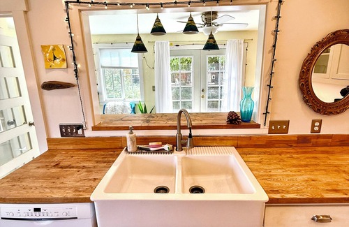 Southeastern Sacramento House | Charming Cottage Near Downtown Sac with Office & Fast WiFi