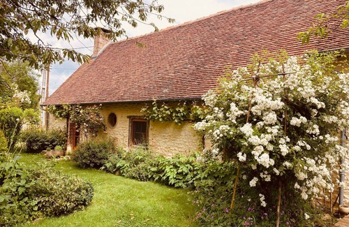 Parassy Cottage | Charming Cottage Near Vineyards & GR31 Trail - Peaceful Retreat with Modern Amenities