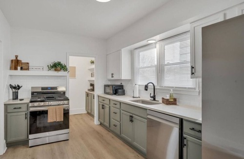 Dahlman House | Charming Cottage Near Zoo
