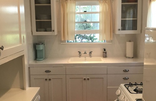 Wilshire Montana Cottage | Charming cottage off Montana Best location