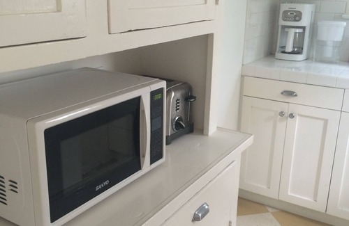 Wilshire Montana Cottage | Charming cottage off Montana Best location