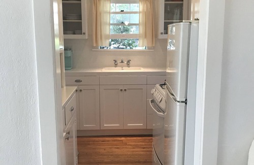 Wilshire Montana Cottage | Charming cottage off Montana Best location