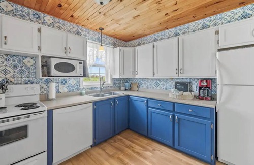 Darnley House | Charming cottage on quiet lane with private shoreline and views of Malpeque Bay