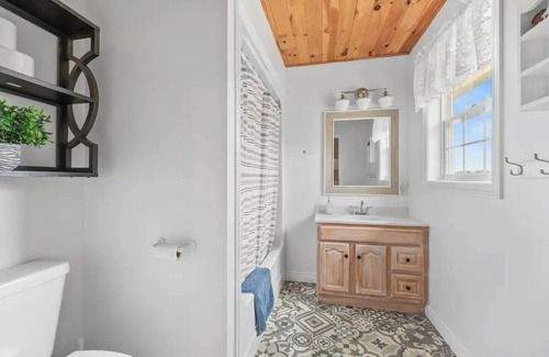 Darnley House | Charming cottage on quiet lane with private shoreline and views of Malpeque Bay