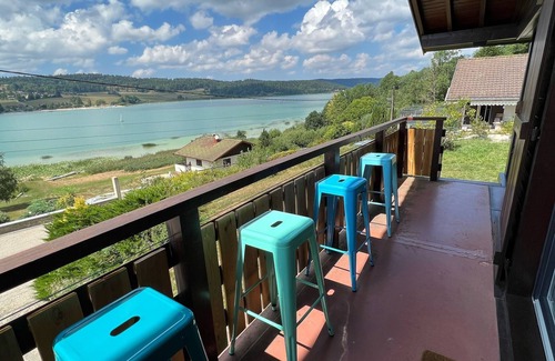 Montperreux Ski Chalet | Charming cottage on the shores of Lake Saint Point
