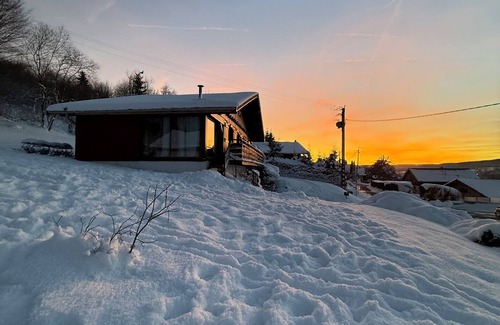 Montperreux Ski Chalet | Charming cottage on the shores of Lake Saint Point