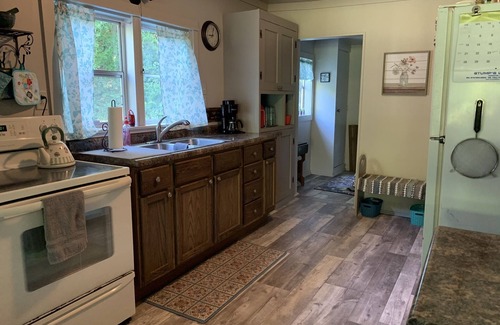 Brimfield Cottage | Charming cottage on private lake