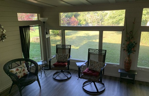 Brimfield Cottage | Charming cottage on private lake