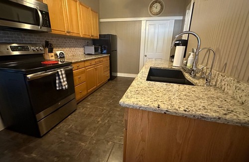 Boerne Cottage | Charming Cottage on Private Estate-2 min to Main St! WiFi, Pool, Grill