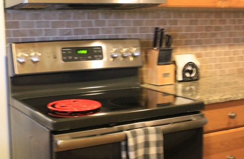 Boerne Cottage | Charming Cottage on Private Estate-2 min to Main St! WiFi, Pool, Grill