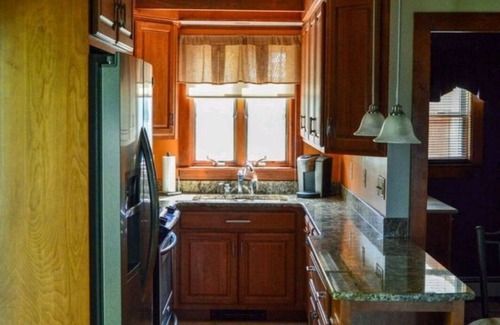 Lakeville Cottage | Charming cottage on the water with beautiful views