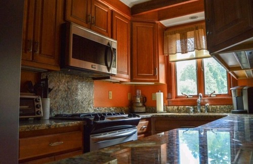 Lakeville Cottage | Charming cottage on the water with beautiful views