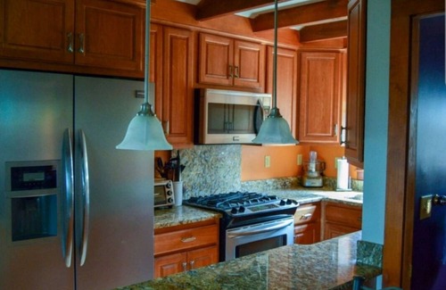 Lakeville Cottage | Charming cottage on the water with beautiful views