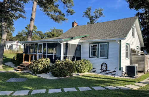 Edwardsville Cottage | Charming cottage on Chesapeake Bay with private sand beach and 1 acre to play on