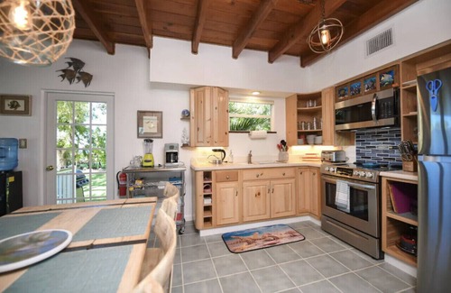Islamorada Cottage | Charming cottage on the Florida Bay in the heart of Islamorada with pool, dockage, beach + more