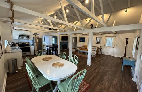 Bayshore Cottage | Charming Cottage! Open space with coastal theme. Centrally located.