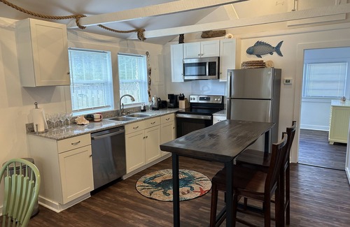 Bayshore Cottage | Charming Cottage! Open space with coastal theme. Centrally located.