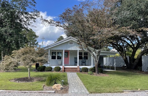 Bayshore Cottage | Charming Cottage! Open space with coastal theme. Centrally located.