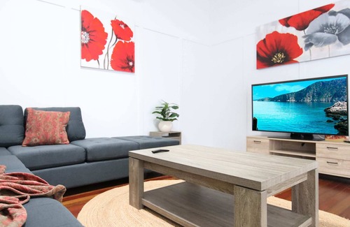 Nambour House | Charming Cottage Pet Friendly - Steps to Town