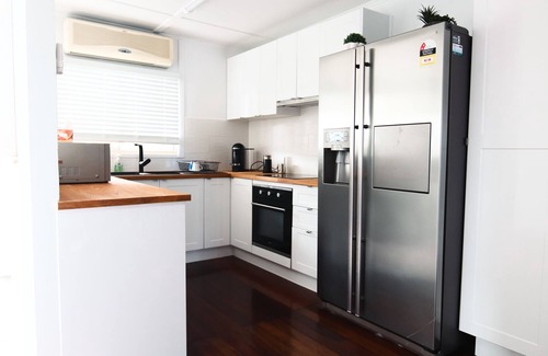 Nambour House | Charming Cottage Pet Friendly - Steps to Town