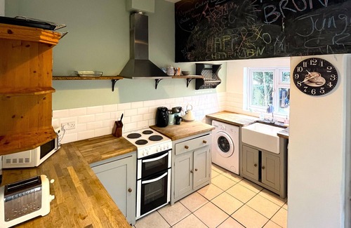 Horfield House | Charming cottage retreat with garden – sleeps 12