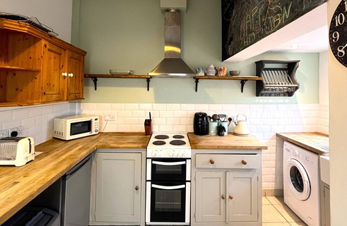 Horfield House | Charming cottage retreat with garden – sleeps 12
