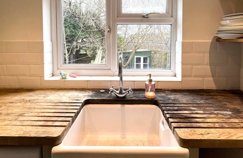 Horfield House | Charming cottage retreat with garden – sleeps 12
