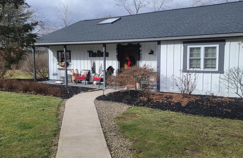 Lewisburg Cottage | Charming Cottage Retreat, Dog friendly-fee
