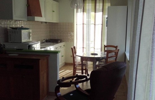 Meusnes Cottage | Charming Cottage: Scenic Park, Near Zoo, Ideal for Families, Wine Onsite