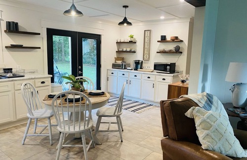 Wiggins Cottage | Charming Cottage-Sleeps 6 by Flint Creek(Pat Harrison) Fishing, Swimming, Biking