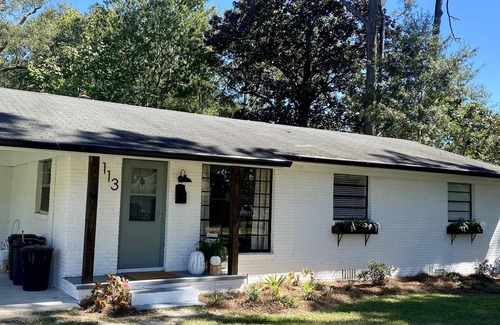 Wiggins Cottage | Charming Cottage-Sleeps 6 by Flint Creek(Pat Harrison) Fishing, Swimming, Biking