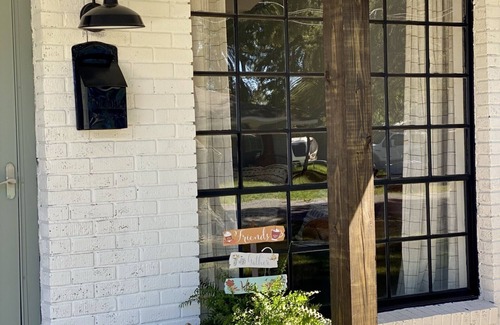 Wiggins Cottage | Charming Cottage-Sleeps 6 by Flint Creek(Pat Harrison) Fishing, Swimming, Biking