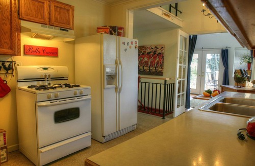 Fort Grounds House | Charming Cottage by the Lake - Family & Pet Friendly - Fort Grounds Neighborhood