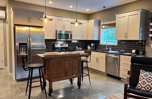 Austinville Cottage | Charming Cottage on the Edge – Peaceful Retreat Near Steamboat Rock