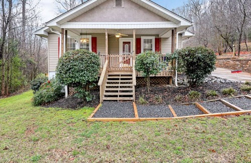 Travelers Rest House | Charming Cottage w/Huge Deck - Perfect for Families/Couples!