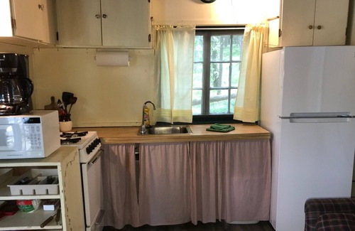 Mayfield Cabin | Charming Cottage on beautiful Lake Arbutus now with air conditioning!