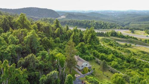 Lyndhurst House | Charming Cottage W Majestic Mountain Views