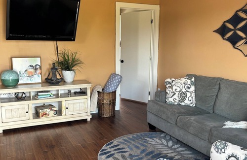 Fayetteville Cottage | Charming cottage with WiFi and AC in tranquil Roundtop area.