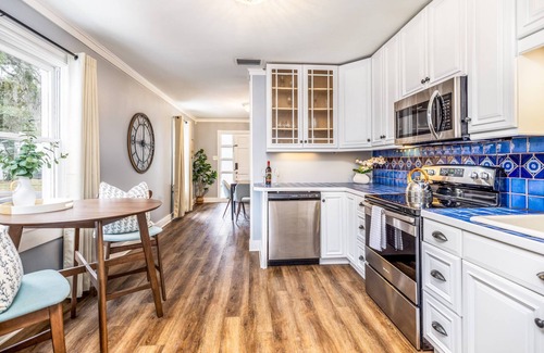 Downtown Historic District House | Charming Cottage, Walk to Historic Attractions, Restaurants, Minutes to Beach, $300 in Free Tickets!