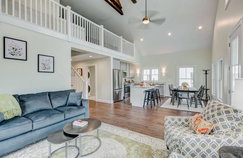 Warm Springs House | Charming cottage with Mountain views and access to the Old Dairy Complex