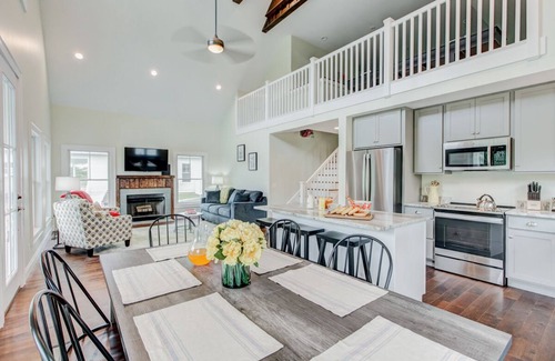 Warm Springs House | Charming cottage with Mountain views and access to the Old Dairy Complex