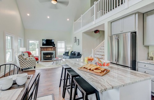 Warm Springs House | Charming cottage with Mountain views and access to the Old Dairy Complex