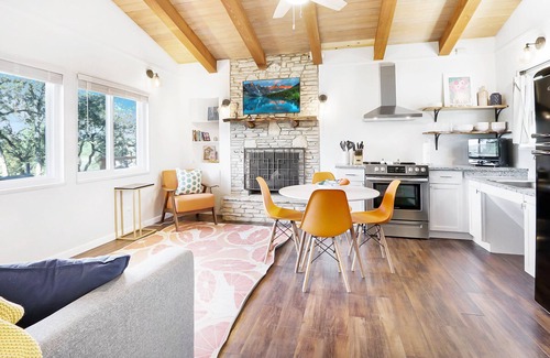 Canyon Lake Cottage | Charming Cottage with Modern Interior | Millie's Cottages Ruth
