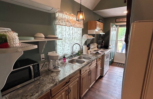 Five Points Cottage | Charming cottage with AC, Pet-friendly, 4 guests, 3 miles from West Point Laken
