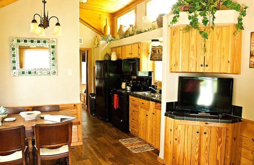 Washington House | Charming Cottage with Screened in Porch