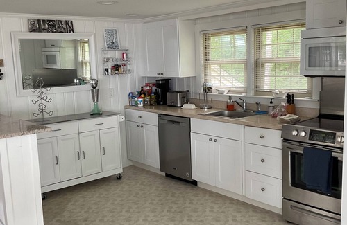 Mashpee Neck Cottage | Charming cottage with 2 bedrooms and WiFi, AC in enchanting Mashpee