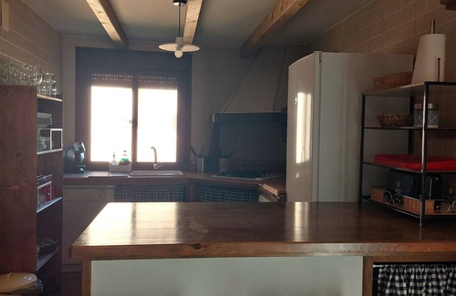 Pinofranqueado House | 🏡 Charming cottage with fireplace & patio – natural pool just 500m away! 🐶🐱💗